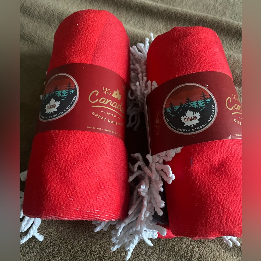 2 round Canada beach towels with tassel red beautiful beach scene NWT